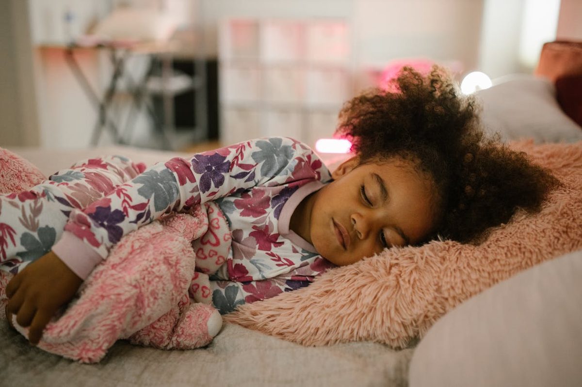 Slaapregressie bij baby's en peuters: herkennen en oplossen