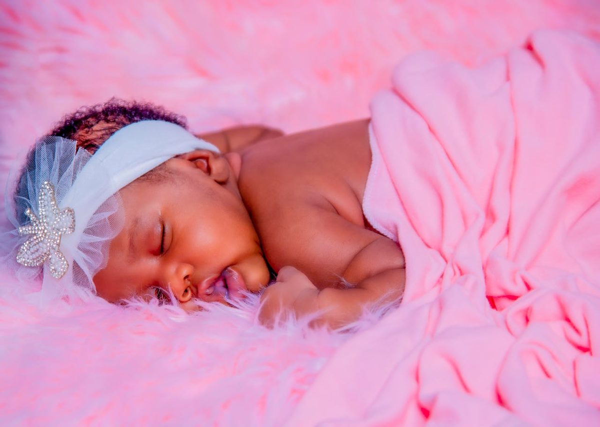 Waarom huilt mijn baby 's nachts? 10 oorzaken en wat je eraan kunt doen